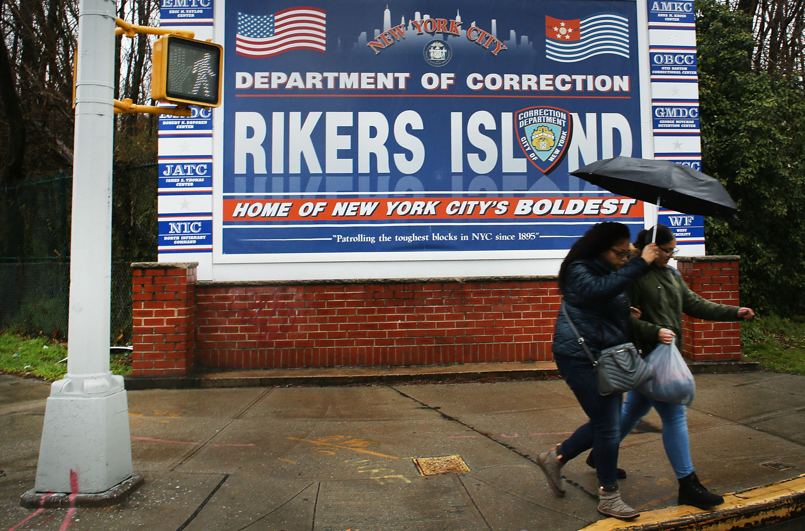 man dies at rikers island after apparent allergic reaction, officials say