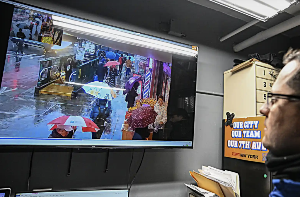 纽约警察局称,特警队抓获的扒手中,超过一半是惯犯。 截屏2025 12 22 下午12.16.43